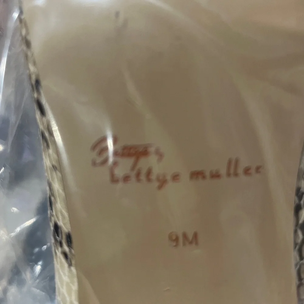 Bettye Muller Tan & Black Snakeskin Block Heel Shoes Sz. 9‎